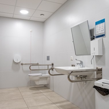 łazienka dla osób z niepełnosprawnościami w biurowcu High5ive w Krakowie