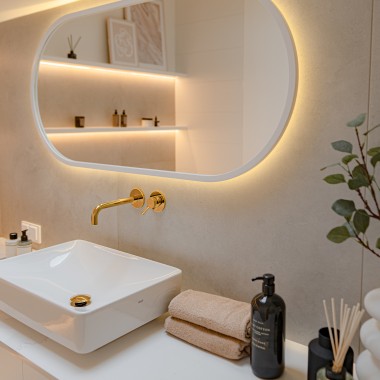 łazienka z podświetlonym lustrem i umywalką nablatową Variform